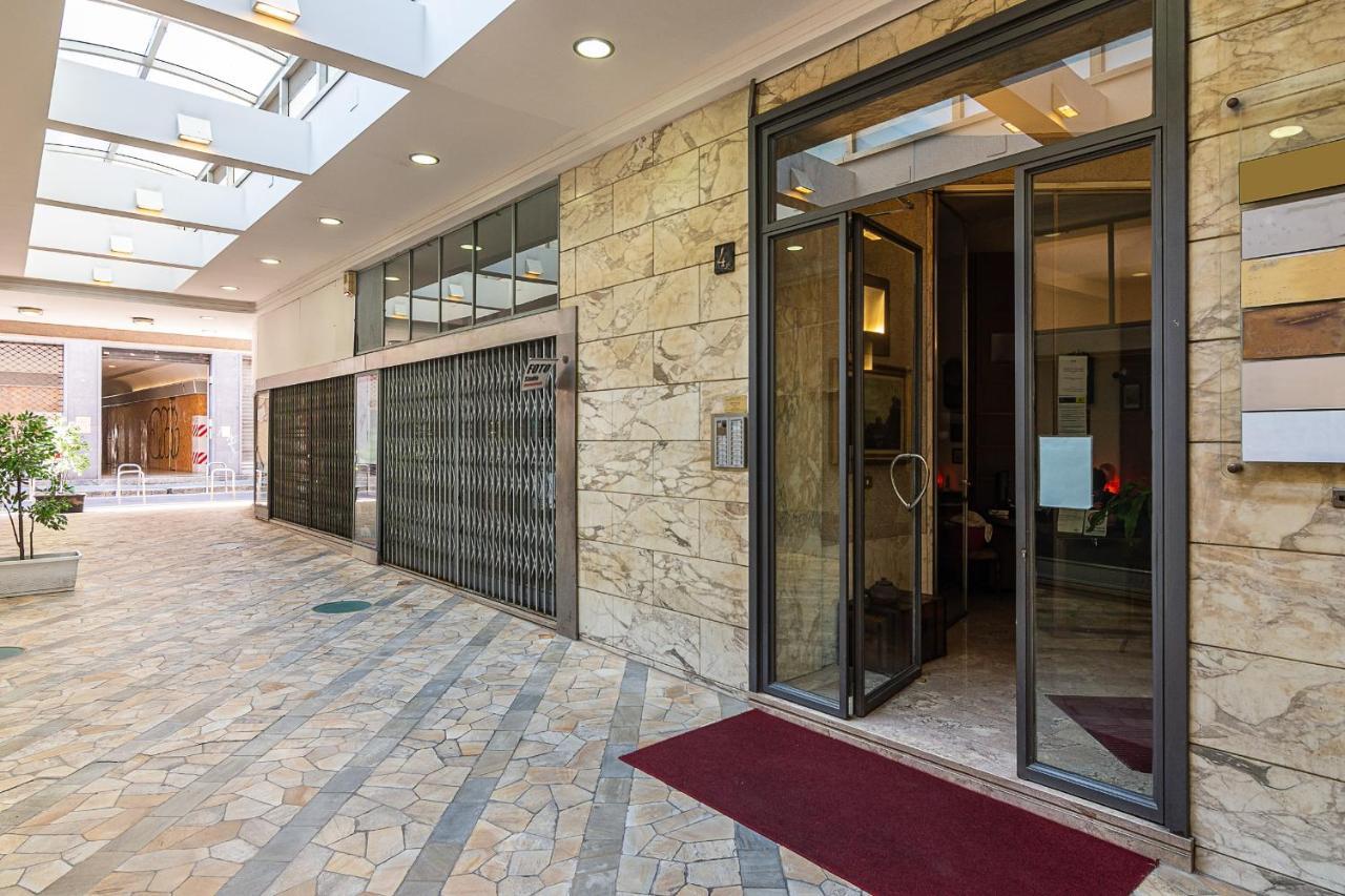 Classbnb - Two Apartments 400 Meters From The Duomo Milan Bagian luar foto