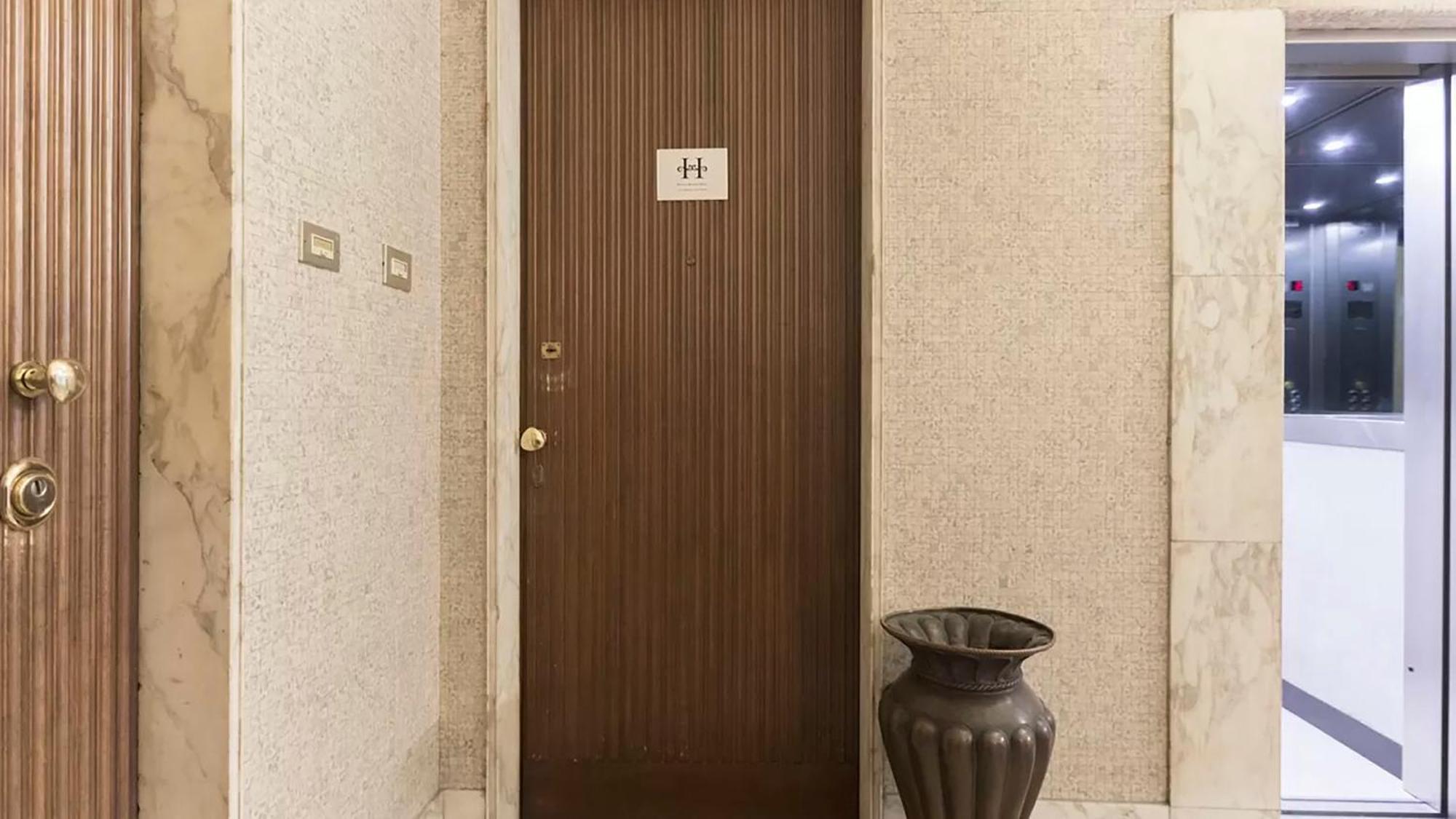Classbnb - Two Apartments 400 Meters From The Duomo Milan Bagian luar foto