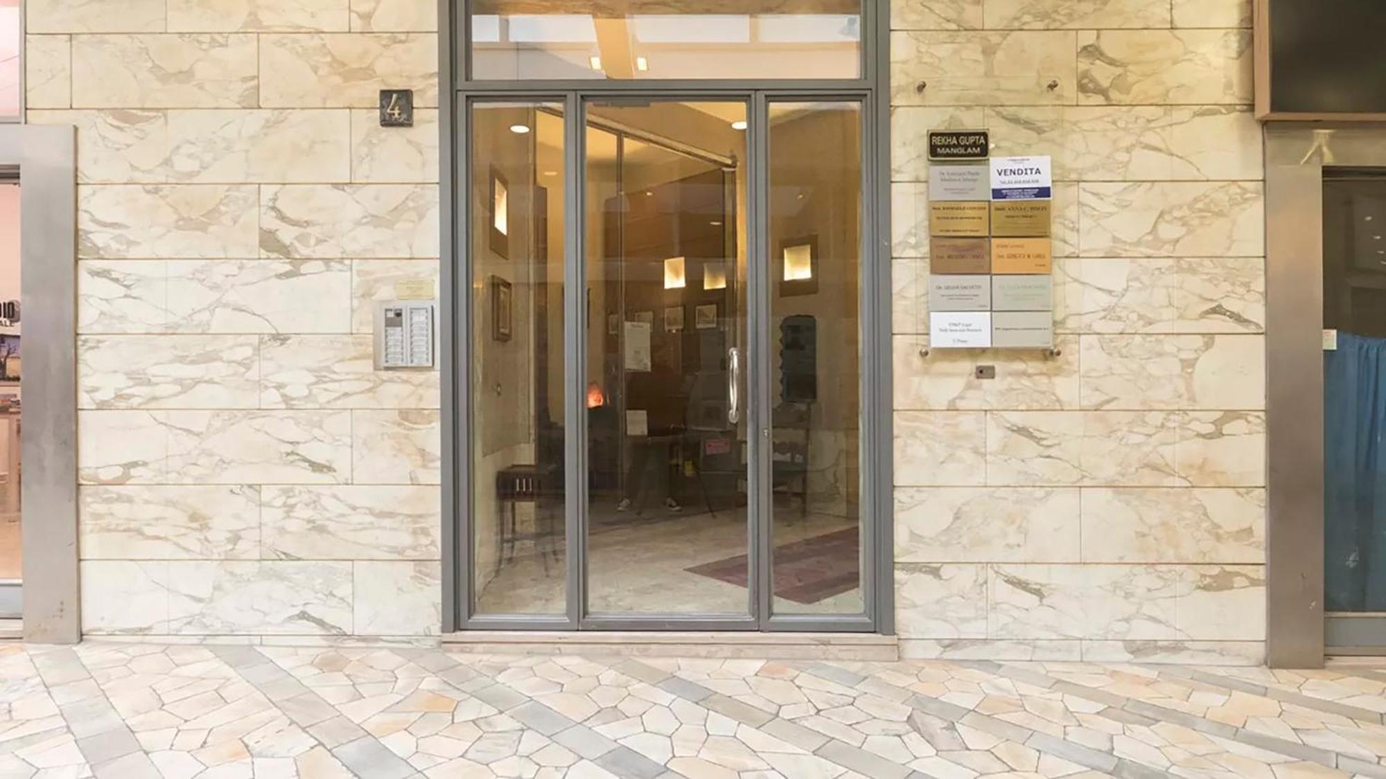 Classbnb - Two Apartments 400 Meters From The Duomo Milan Bagian luar foto