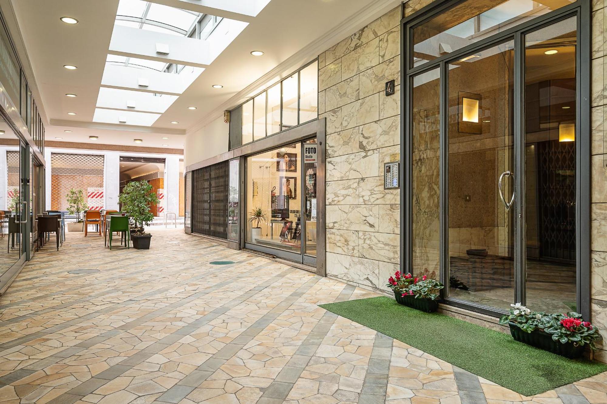 Classbnb - Two Apartments 400 Meters From The Duomo Milan Bagian luar foto